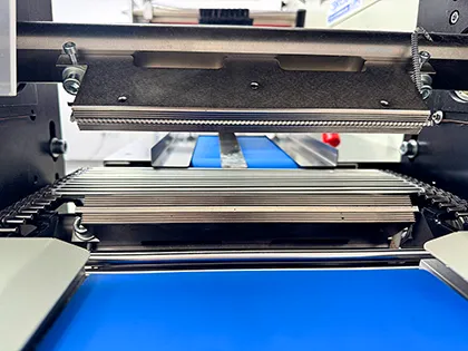 Механізм запаювання та обрізки плівки