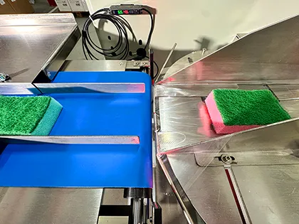 Нижня подача плівки - продукт обгортається плівкою знизу