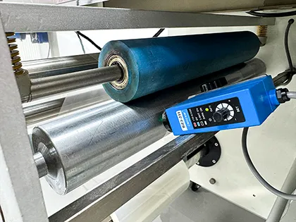 Система натягу та стабілізації плівки з датчиком контролю під час подачі