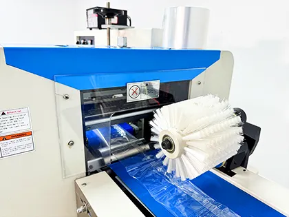 Видача готових пакетів після запаювання з щіточним механізмом