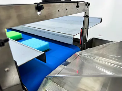 Нижня подача плівки - продукт обгортається плівкою знизу