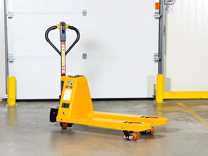 Маневрений електровізок з укороченими вилами