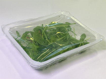 Лоток з продукцією запечатаний плівкою