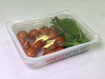 Лоток з продукцією запечатаний плівкою