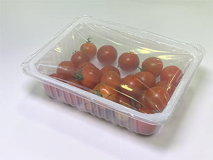 Лоток з продукцією запечатаний плівкою