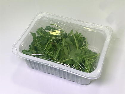 Лоток з продукцією запечатаний плівкою