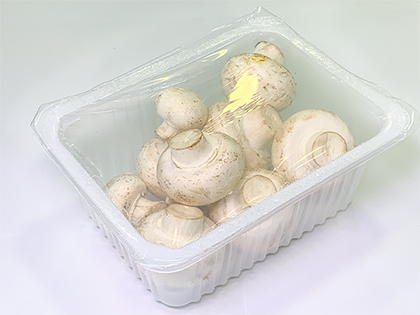 Лоток з продукцією запечатаний плівкою
