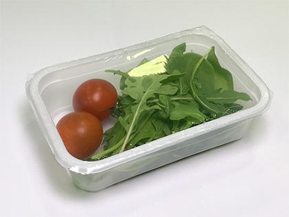 Лоток з продукцією запечатаний плівкою