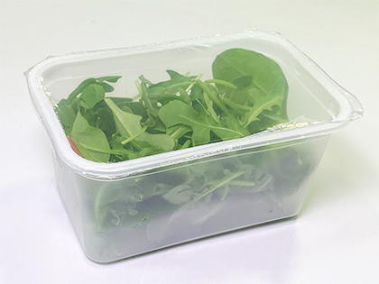 Лоток з продукцією запечатаний плівкою