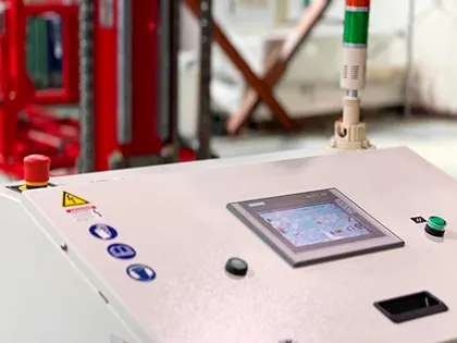 Програмований логічний контролер та сенсорна панель керування Siemens 