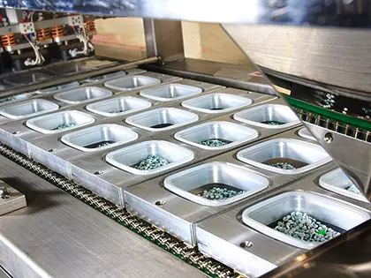 Конвеєрна система забезпечує безперервне транспортування лотків